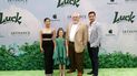 Eva Noblezada, Adelynn Spoon, John Ratzenberger, Colin ODonoghue asisten al evento de estreno de la película Luck de Apple Original Films en el Regency Village Theatre el 30 de julio de 2022 en los Angeles, California.