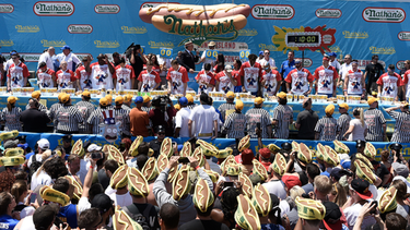 El concurso se celebra cada año desde 1972, cuando nació como una acción de marketing del restaurante Nathans en&nbsp;Coney Island por el Día de la Independencia.