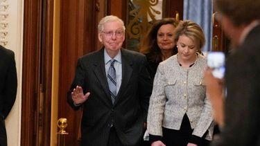 El senador Mitch McConnell, republicano de Kentucky, sale de la cámara del Senado, el miércoles 28 de febrero de 2024 en el Capitolio, en Washington.&nbsp;
