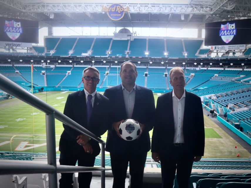 José Sotolongo, director de deportes y entretenimiento de la Oficina de Turismo del Gran Miami; Victor Montagliani, vice presidente de la FIFA y presidente de la CONCACAF; y Colin Smith, director de torneos y eventos de la FIFA, de izq. a der.&nbsp;