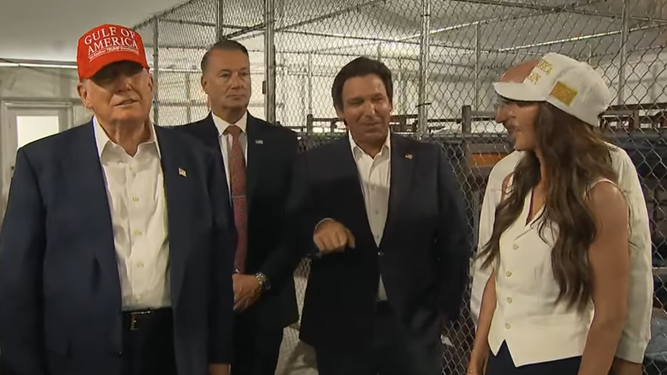 Donald Trump, Ron DeSantis y Kristi Noem recorren Alligator Alcatraz; Everglades, Florida.&nbsp;