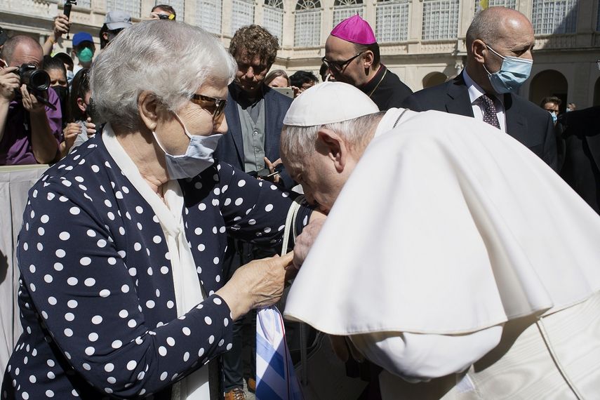 El papa Francisco besa el brazo de Lidia Maksymowicz en el lugar donde los nazis la estamparon cuando llegó al campo de concentración de Auschwitz durante la Segunda Guerra Mundial. Foto tomada en el Vaticano el 26 de mayo del 2021.&nbsp;&nbsp;