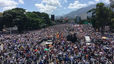 La autopista Francisco Fajardo,   principal arterial vial de la ciudad, ha vuelto a ser el escenario ideal para mostrar la masa opositora en Caracas.