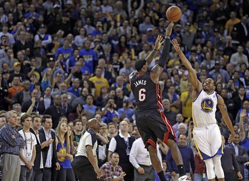 LeBron James (6), del Heat de Miami, encesta la canasta del triunfo frente a Andre Iguodala (9), de los Warriors de Golden State, en el juego del miércoles 12 de febrero de 2014, en Oakland, California. Los aficionados de la NBA esperan un duelo frente