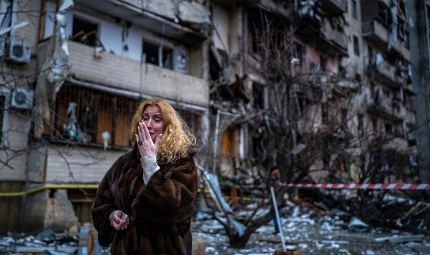 Vecina de Kyiv, Ucrania, llora frente al edificio destruido, donde vivía.
