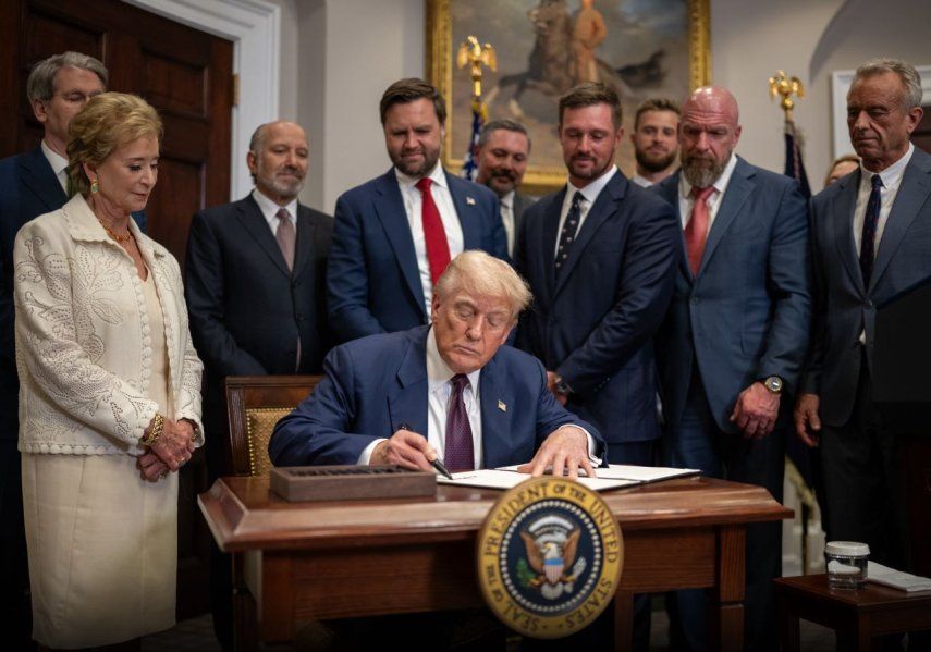 El presidente de los Estados Unidos, Donald Trump, firma un decreto en la Casa Blanca.
