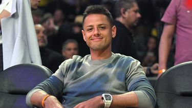 El delantero de Los Angeles Galaxy, Chicharito, posa para la cámara mientras mira durante la primera mitad de un juego de baloncesto de la NBA entre Los Angeles Lakers y los Philadelphia 76ers el martes 3 de marzo de 2020 en Los Ángeles.&nbsp;