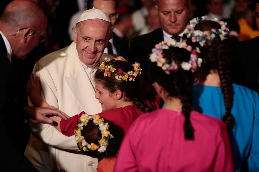 Una niña abraza al&nbsp;papa&nbsp;Francisco en la Nunciatura Apostólica, luego de su regreso de Villavicencio donde escuchó los testimonios de algunas de las víctimas del conflicto armado.&nbsp;