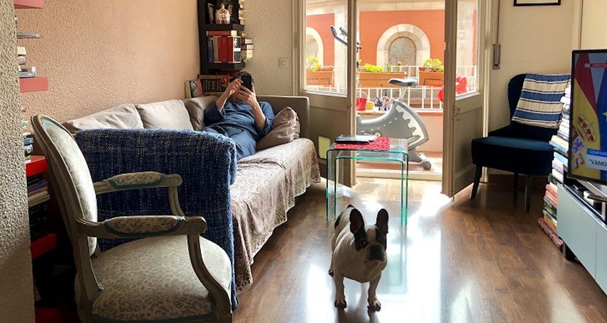 Un hombre, un sof&aacute;. Foto: M.