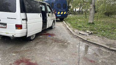 En esta imagen publicada por el Servicio Ucraniano de Emergencias, se ve sangre junto a un vehículo dañado por un ataque de misiles rusos en Chernígov, Ucrania, el miércoles 17 de abril de 2024.&nbsp;