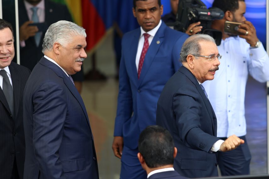 Después de un receso tras más de seis horas de reunión a puerta cerrada, finalmente se anunció que la reunión seguirá este martes.