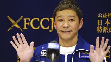El multimillonario japonés Yusaku Maezawa saluda durante una conferencia de prensa, el viernes 7 de enero de 2022, en el Club de Corresponsales Extranjeros en Tokio.&nbsp;