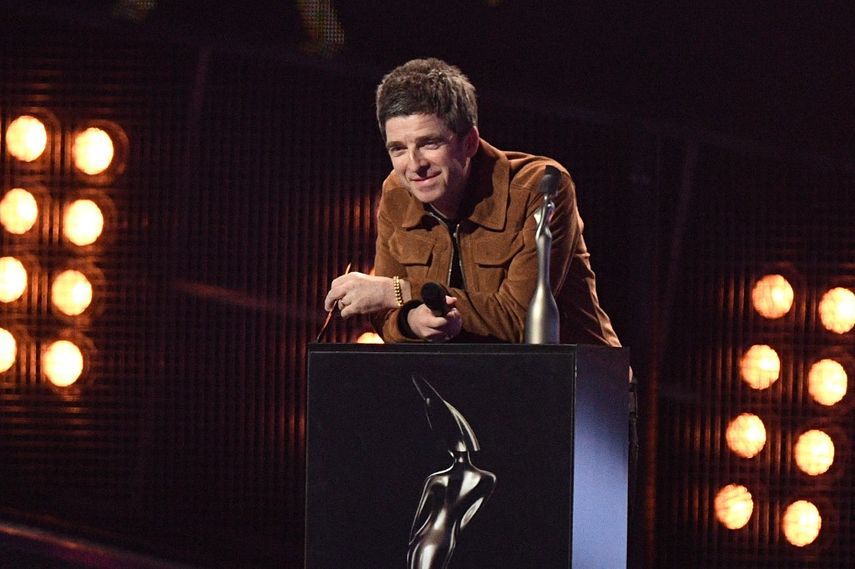 El músico y compositor británico Noel Gallagher presenta el premio al álbum británico del año durante la ceremonia y el espectáculo en vivo de los BRIT Awards 2017 en Londres el 22 de febrero de 2017. &nbsp;