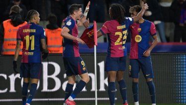 Jugadores del Barcelona celebran luego de que el equipo anotara el cuarto gol en un partido contra el Atlético de Madrid, el 25 de febrero de 2025.