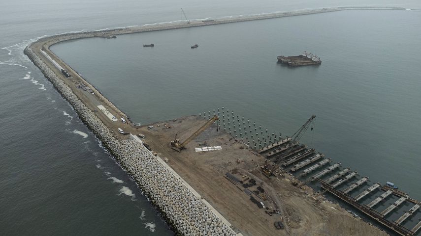 Vista aérea que muestra las obras de construcción en la zona donde la empresa china Cosco Shipping construye un puerto en Chancay, a unos 80 km al norte de Lima, el 22 de agosto de 2023. El megapuerto de Chancay está en camino de convertirse en uno de los principales rutas comerciales entre América del Sur y Asia.