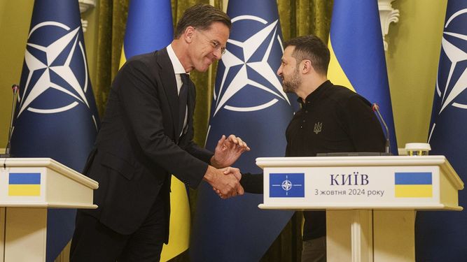 El secretario general de la OTAN, Mark Rutte, a la izquierda, y el presidente de Ucrania, Volodymyr Zelenskyy, a la derecha, se estrechan la mano, en Kiev, Ucrania, el jueves 3 de octubre de 2024.&nbsp;