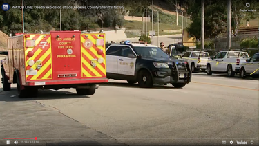 Una captura de pantalla de una transmisión de FOX 13 Seattle muestra a un auto de emergencias en la zona del incidente.&nbsp;