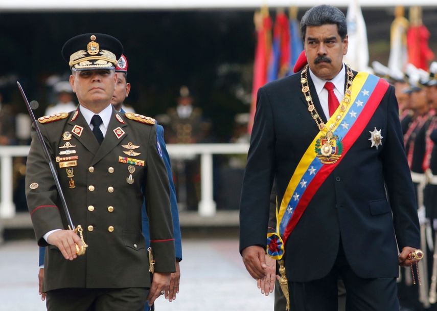 En esta foto de archivo del 24 de mayo de 2018, el dictador de Venezuela, Nicolás Maduro, a la derecha, camina con su ministro de Defensa, Vladimir Padrino López.