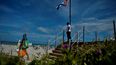 Un turista camina cerca de una bandera nacional cubana en el Hotel Melia International Varadero en la provincia de Matanzas, el 23 de octubre de 2020. Varadero, el balneario más importante de Cuba, reabre al turismo internacional, en medio de la pandemia del coronavirus. Un turista camina cerca de una bandera nacional cubana en el Hotel Melia International Varadero en la provincia de Matanzas, el 23 de octubre de 2020. Varadero, el balneario más importante de Cuba, reabre al turismo internacional, en medio de la pandemia del coronavirus.