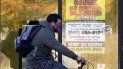 En esta foto del 6 de noviembre del 2020, un hombre pasa en su bicicleta junto a un negocio cerrado en Wilmette, Illinois. Con más encierros inminentes y meses antes de la amplia distribución de una vacuna, gobernadores en Estados Unidos están pidiendo más ayuda federal para el que se anuncia como un invierno sombrío. En esta foto del 6 de noviembre del 2020, un hombre pasa en su bicicleta junto a un negocio cerrado en Wilmette, Illinois. Con más encierros inminentes y meses antes de la amplia distribución de una vacuna, gobernadores en Estados Unidos están pidiendo más ayuda federal para el que se anuncia como un invierno sombrío.