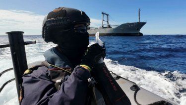 Un miembro de la Marina de Ecuador en una lancha rápida cerca del barco Hualcopo participa en Galapex III, un ejercicio marítimo con la participación de la Marina de varios países, en aguas internacionales del océano Pacífico cerca de Galápagos, Ecuador.