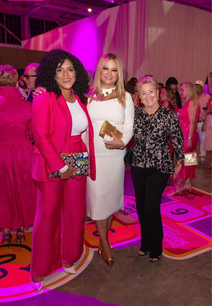 Francisca Lachapel, Evelyn Betancourt y acompañante compartiendo un momento especial durante la inauguración.