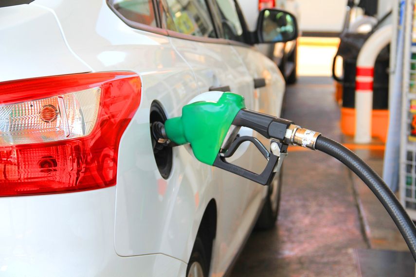 El precio de la gasolina fluctúa acorde a la oferta y la demanda del combustible y al valor del petróleo en el mercado internacional.