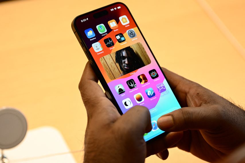 Un cliente sostiene un dispositivo Apple.&nbsp;