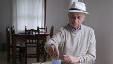 En esta imagen proporcionada por Calouma, se ve al artista mexicano Pedro Friedeberg en una escena del documental Pedro.