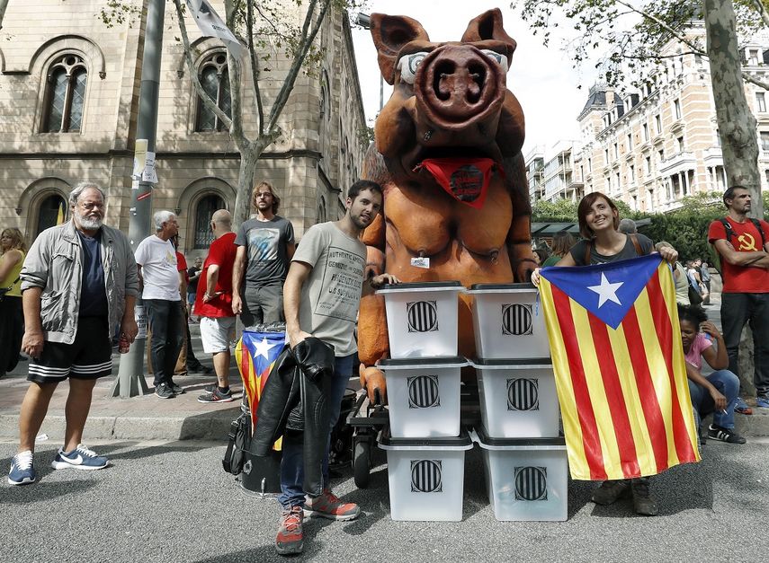 Unos manifestantes se fotografían junto a unas urnas ante la Universitat de Barcelona por donde se manifiestan miles de estudiantes durante la jornada de paro de este martes 3 de octubre.&nbsp;