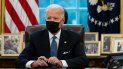 El presidente Joe Biden en la Oficina Oval de la Casa Blanca, el lunes 25 de enero de 2021, en Washington. El presidente Joe Biden en la Oficina Oval de la Casa Blanca, el lunes 25 de enero de 2021, en Washington.