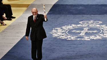 El arqueólogo mexicano Eduardo Matos Moctezuma agradece tras recibir el Premio Princesa de Asturias a las ciencias sociales durante la gala de premiación, el viernes 28 de octubre de 2022, en Oviedo, España.