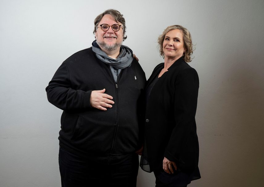 El cineasta mexicano Guillermo del Toro y la vicepresidente de Kids & Family en Netflix, Melissa Cobb, en el Festival Internacional de Cine de Guadalajara.