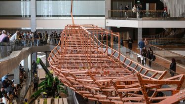 Empleados del museo instalan tablones de madera antiguos pertenecientes a la segunda barca del rey Khufu sobre una estructura metálica en el Gran Museo Egipcio en Giza, en las afueras de El Cairo, el 23 de diciembre de 2025.