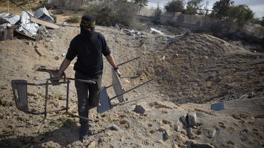 &nbsp; Un miliciano palestino enmascarado comprueba los da&ntilde;os tras ataques a&eacute;reos israel&iacute;es durante la noche contra una base militar de Yihad Isl&aacute;mica en la localidad de Khan Younis, en la Franja de Gaza,&nbsp;mientras los milicianos de la Yihad bombardearon el sur de Israel con cohetes antes del anuncio del cese al fuego, el lunes 24 de febrero de 2020.