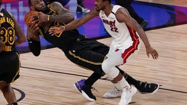 Butler volvió a echarse al equipo a su espalda, descansando apenas 49 segundos en todo el juego, y firmando un espectacular triple-doble con 35 puntos, 11 rebotes y 10 asistencias.