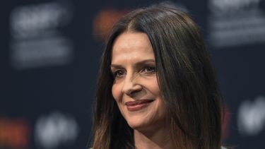 La actriz francesa Juliette Binoche asiste a una conferencia de prensa pocas horas antes de recibir el Premio Donostia por su carrera, durante el 70º Festival de Cine de San Sebastián en la ciudad vasca de San Sebastián, en el norte de España, el 18 de septiembre de 2022.  