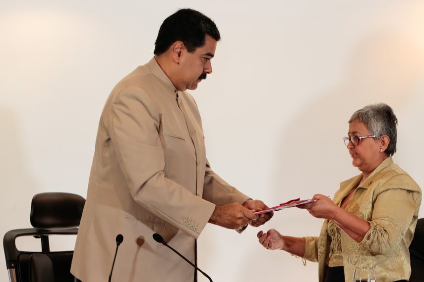 Nicolás Maduro y la presidenta del Consejo Nacional Electoral, Tibisay Lucena.
