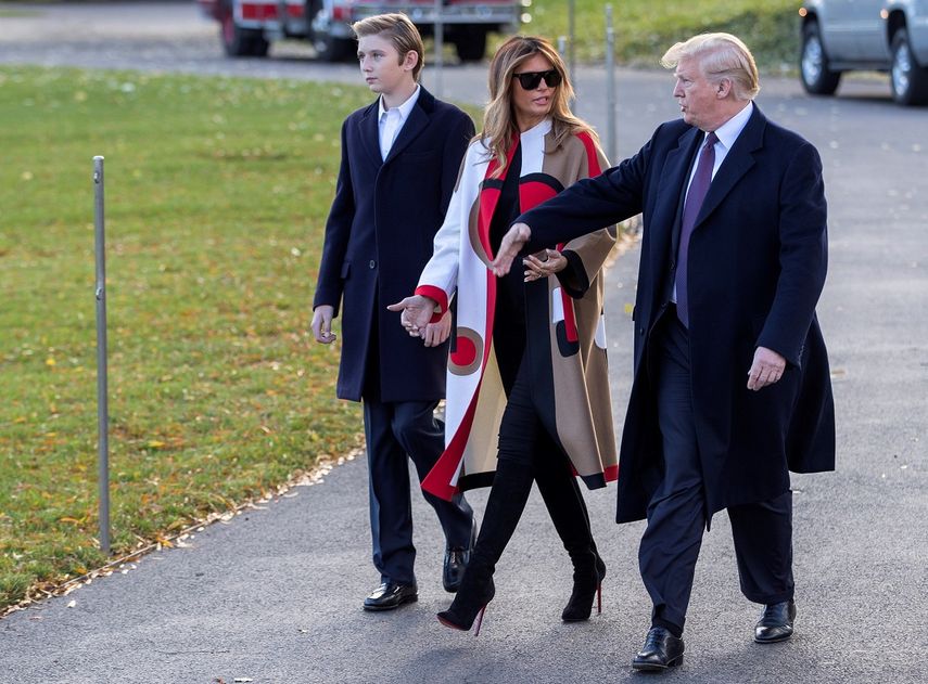 El presidente Donald Trump, la primera dama, Melania, y su hijo Barron inician su viaje a Florida para celebrar en familia el día de Acción de Gracias.