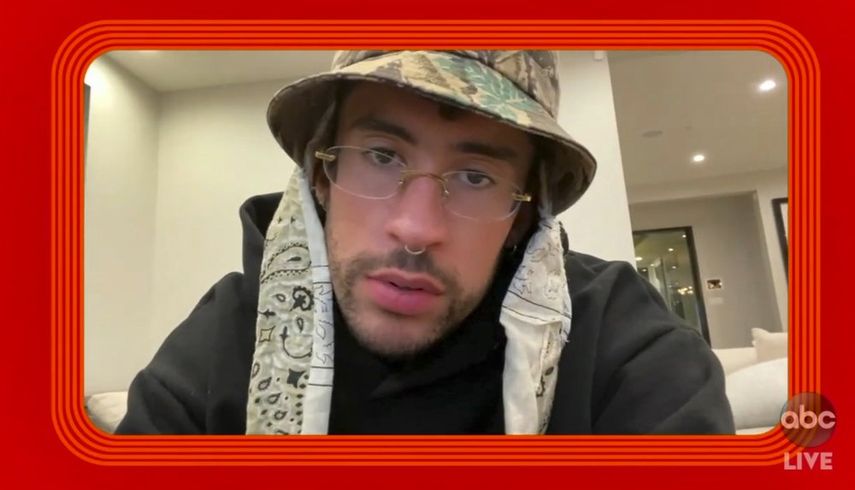 En esta captura de pantalla proporcionada por ABC el domingo 22 de noviembre de 2020, Bad Bunny presenta el premio a la artista femenina latina favorita en los American Music Awards en el Microsoft Theatre de Los Ángeles.&nbsp;
