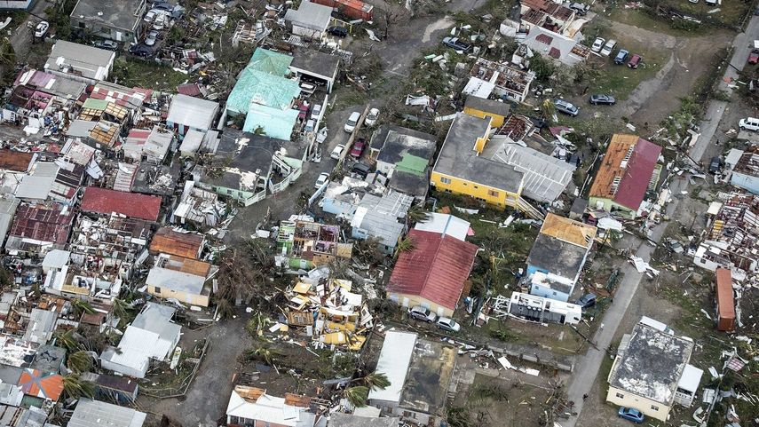 Fotografía cedida por el Departamento holandés de Defensa este 7 de septiembre de 2017 que muestra una vista aérea de los daños causados por el huracán Irma a su paso por Philipsburg, San Martin.