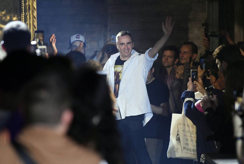 Entretanto, la veterana casa de moda sigue buscando a un director creativo para otras líneas de negocio que se aleje de la visión de Simons.