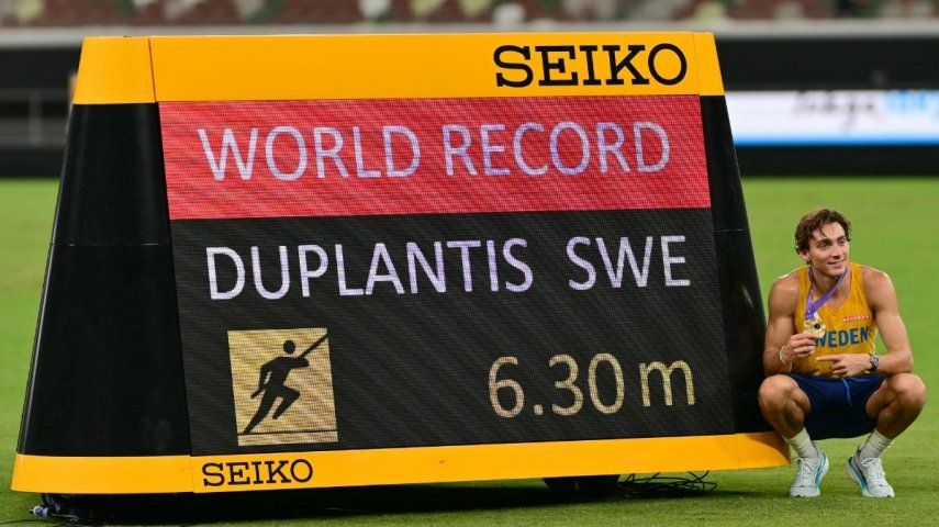 El atleta sueco Armand Duplantis celebra su nuevo récord mundial en la final de salto con pértiga masculina durante el Campeonato Mundial de Atletismo en Tokio el 15 de septiembre de 2025. 