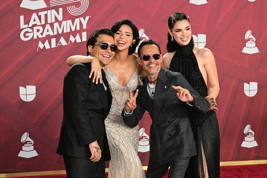 Christian Nodal y Ángela Aguilar posan junto a Marc Anthony y su esposa, Nadia Ferreira, en la alfombra roja de la edición 25 del Latin Grammy, celebrada en Miami.&nbsp;
