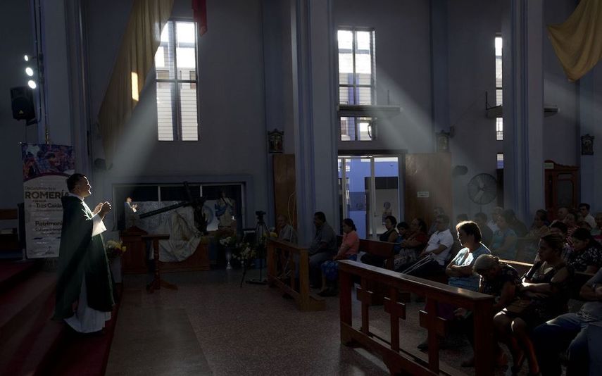En esta imagen de archivo, tomada el 20 de junio de 2019, el sacerdote Fernando Cuevas (izquierda), de los misioneros scalabrinianos, oficia una misa en una iglesia en Tecún Umán, Guatemala, en la frontera con México.&nbsp;&nbsp;