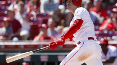 En esta foto de archivo del 5 de septiembre de 2019, el cubano Jos&eacute; Iglesias, de los Rojos de Cincinnati, conecta un jonr&oacute;n ante los Filis de Filadelfia