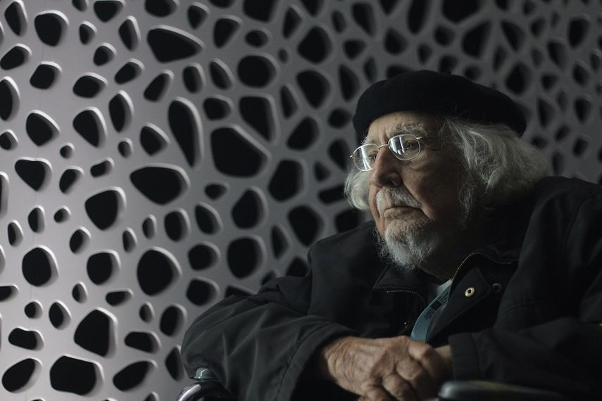 El poeta nicaragüense Ernesto Cardenal posa durante la Feria Internacional del Libro de Guadalajara, 2014. (EFE). 