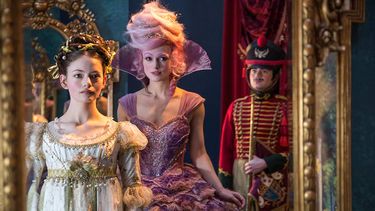 Clara (Foy), la heroína de la historia, se adentrará en un mundo de fantasía poblado por seres extraordinarios para vivir una mágica aventura.