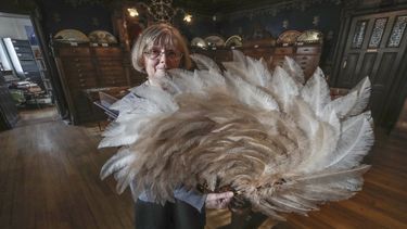 Anne Hoguet, de 74 años, artesana de abanicos y directora del Museo del Abanico de París posa con un abanico de plumas en el museo en París, el miércoles 20 de enero de 2021. El Musee de lEventail de París está en peligro de desaparecer por la pandemia.&nbsp;