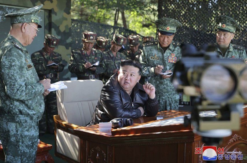 En esta fotografía proporcionada por el gobierno de Corea del Norte, el gobernante norcoreano Kim Jong Un visita una unidad de fuerzas de operaciones especiales en un distrito del oeste del territorio, el miércoles 2 de octubre de 2024.&nbsp;